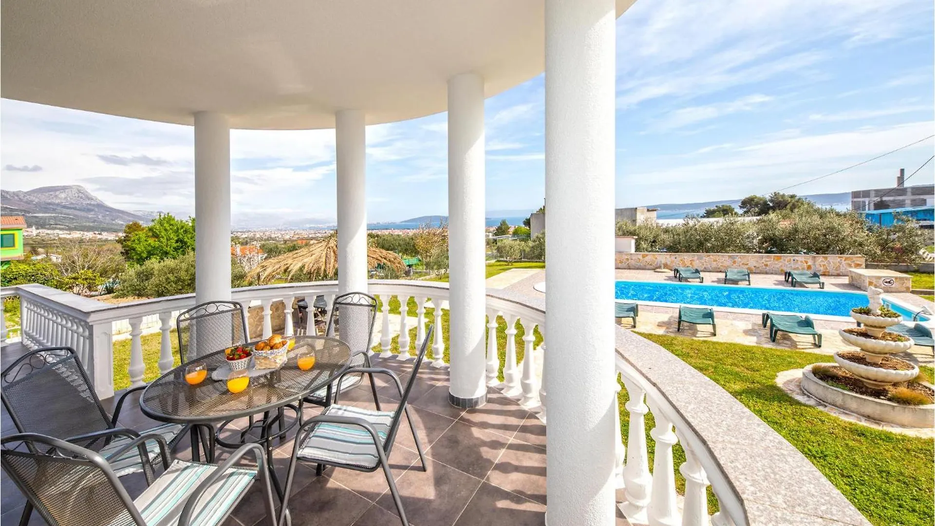 8 Bedroom Lovely Home In Kastel Novi Kastela 0*,