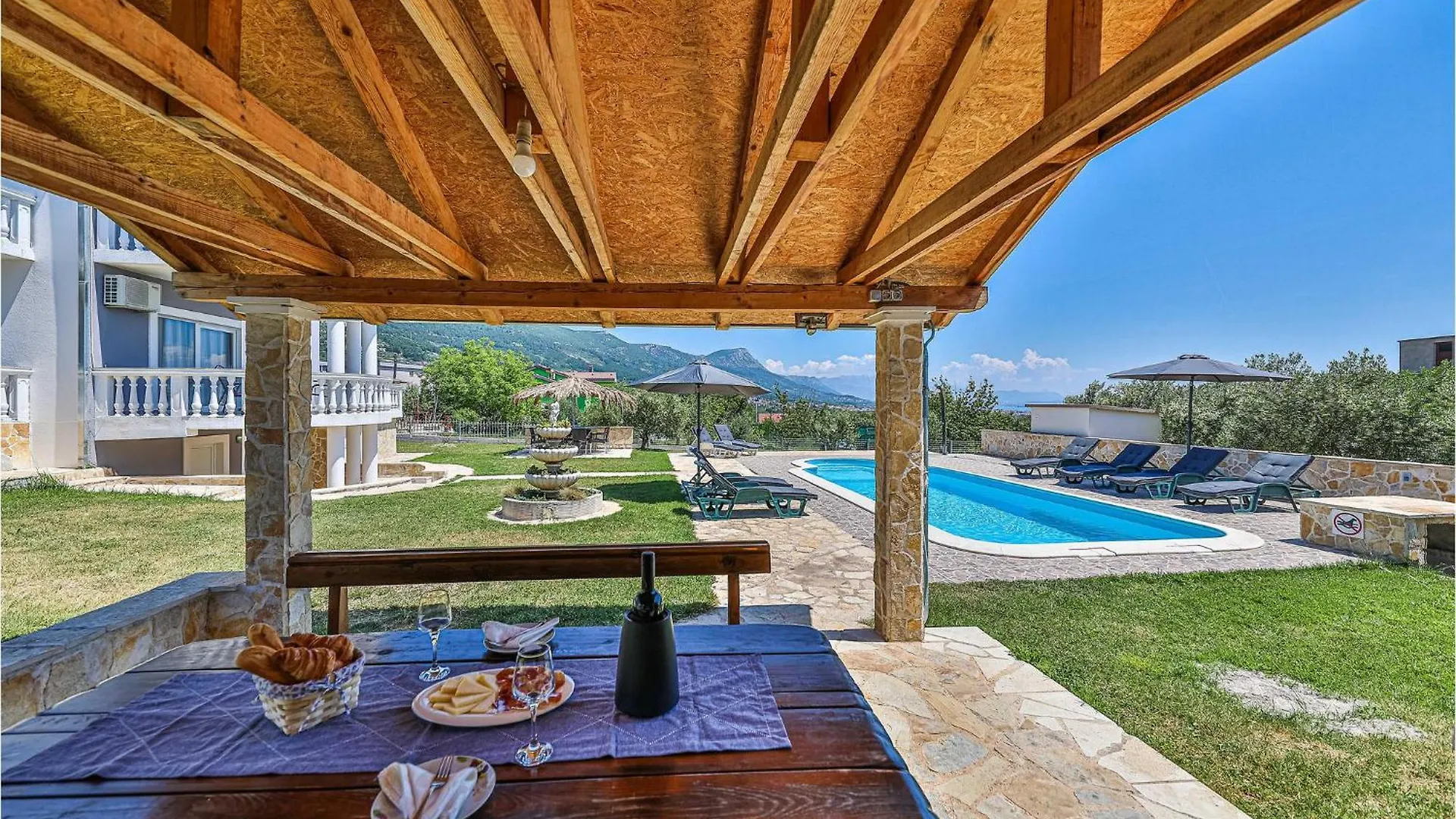 Holiday home 8 Bedroom Lovely Home In Kastel Novi Kastela